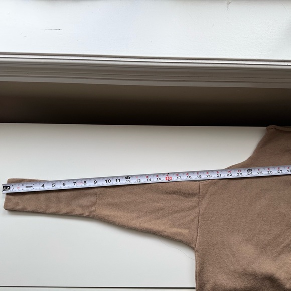 Wilfred Aritzia Cyprie 100% Merino Wool Turtleneck Cropped Sweater Size Medium - Picture 8 of 9